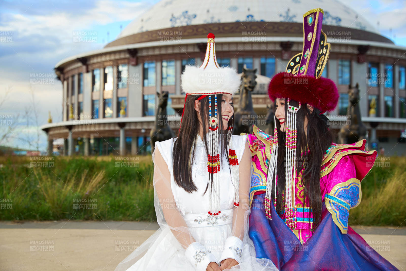 身穿蒙古族部落傳統服飾的兩位蒙古族姑娘