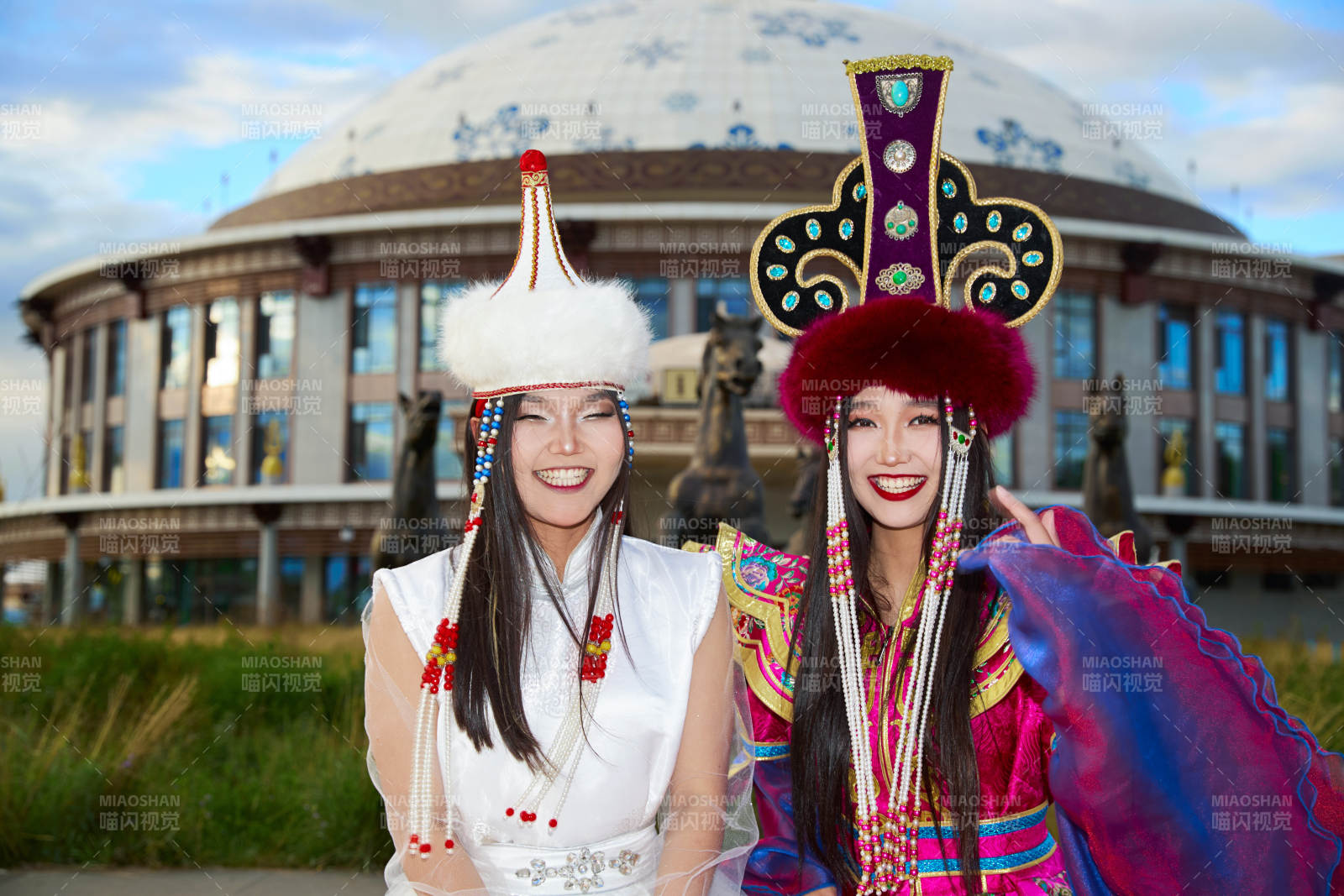 身穿蒙古族部落傳統服飾的兩位蒙古族姑娘