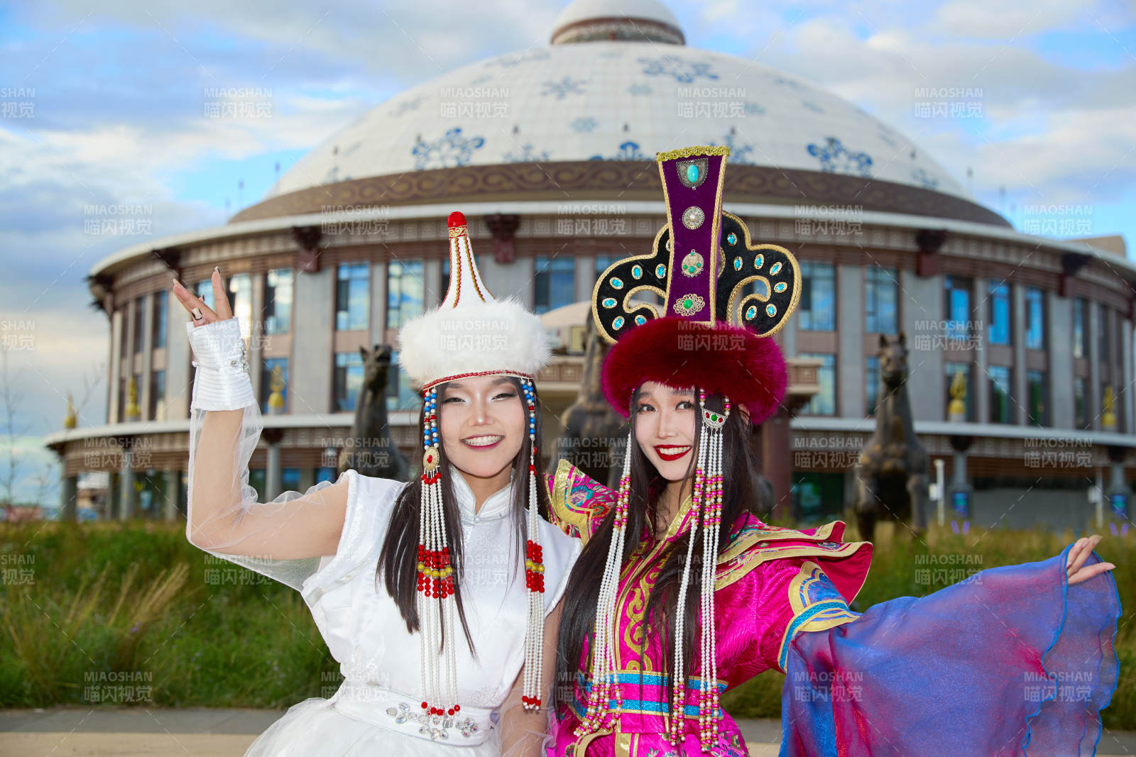 身穿蒙古族部落傳統服飾的兩位蒙古族姑娘