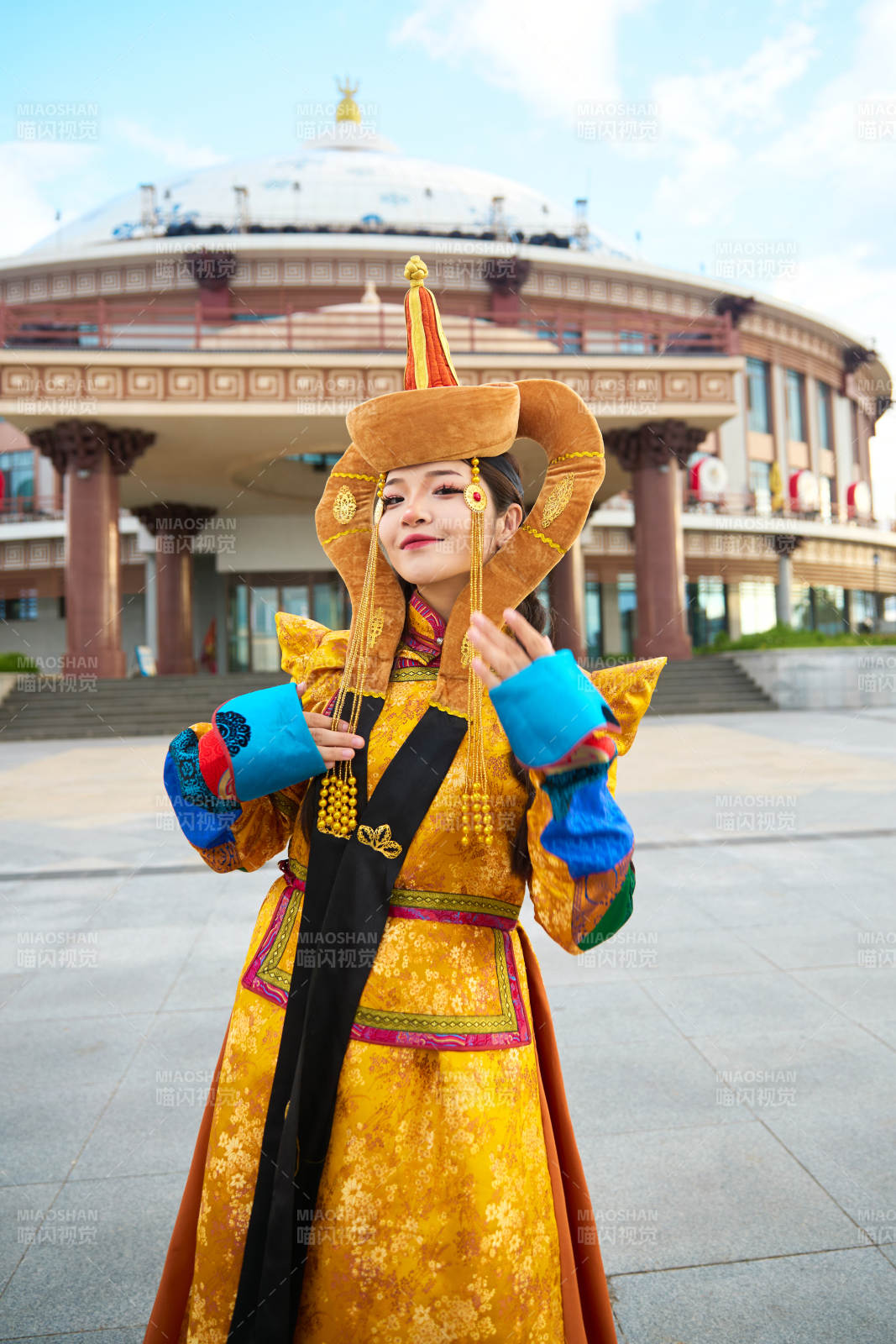 身穿蒙古族喀爾喀部落傳統(tǒng)服飾的蒙族姑娘