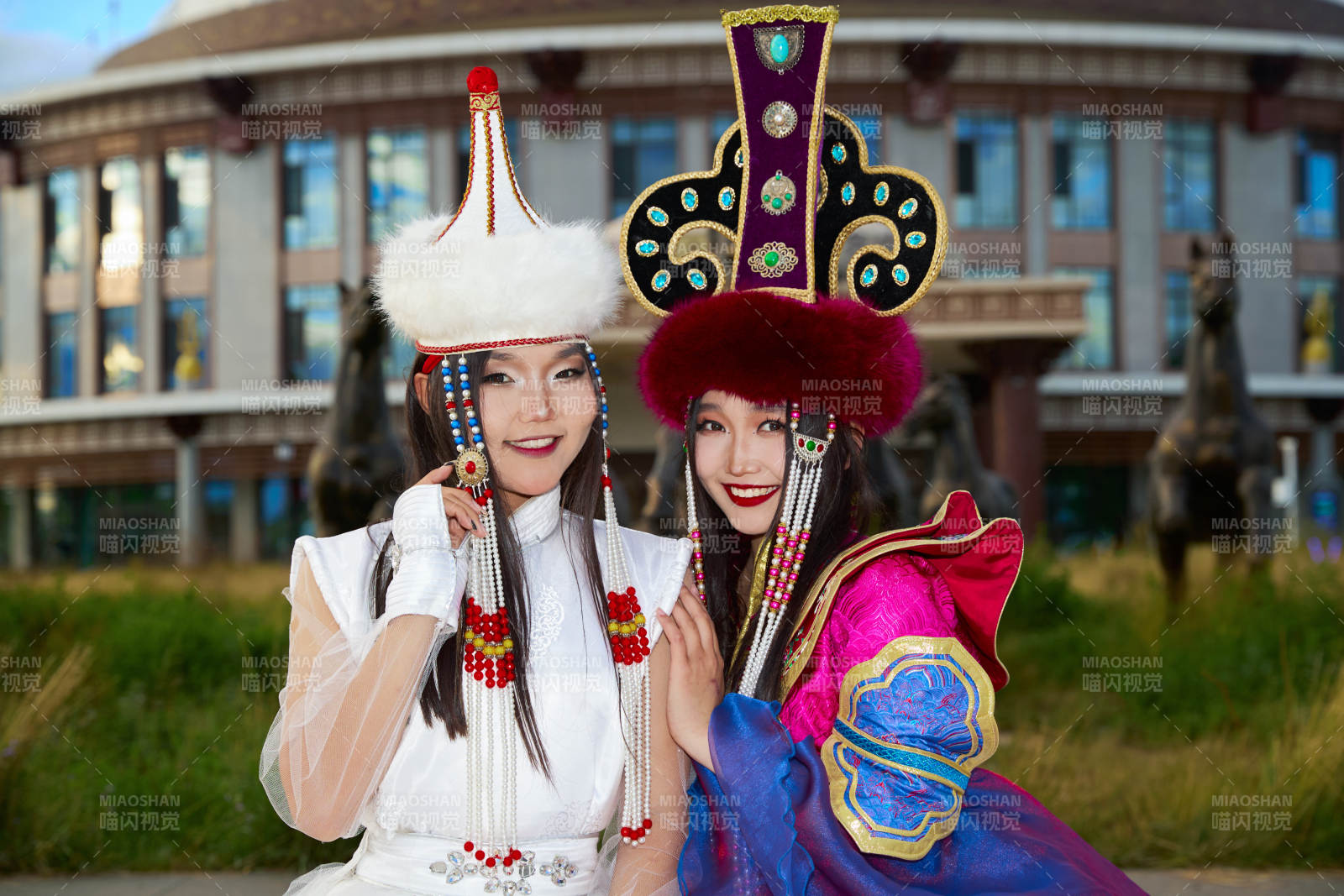 身穿蒙古族部落傳統服飾的兩位蒙古族姑娘