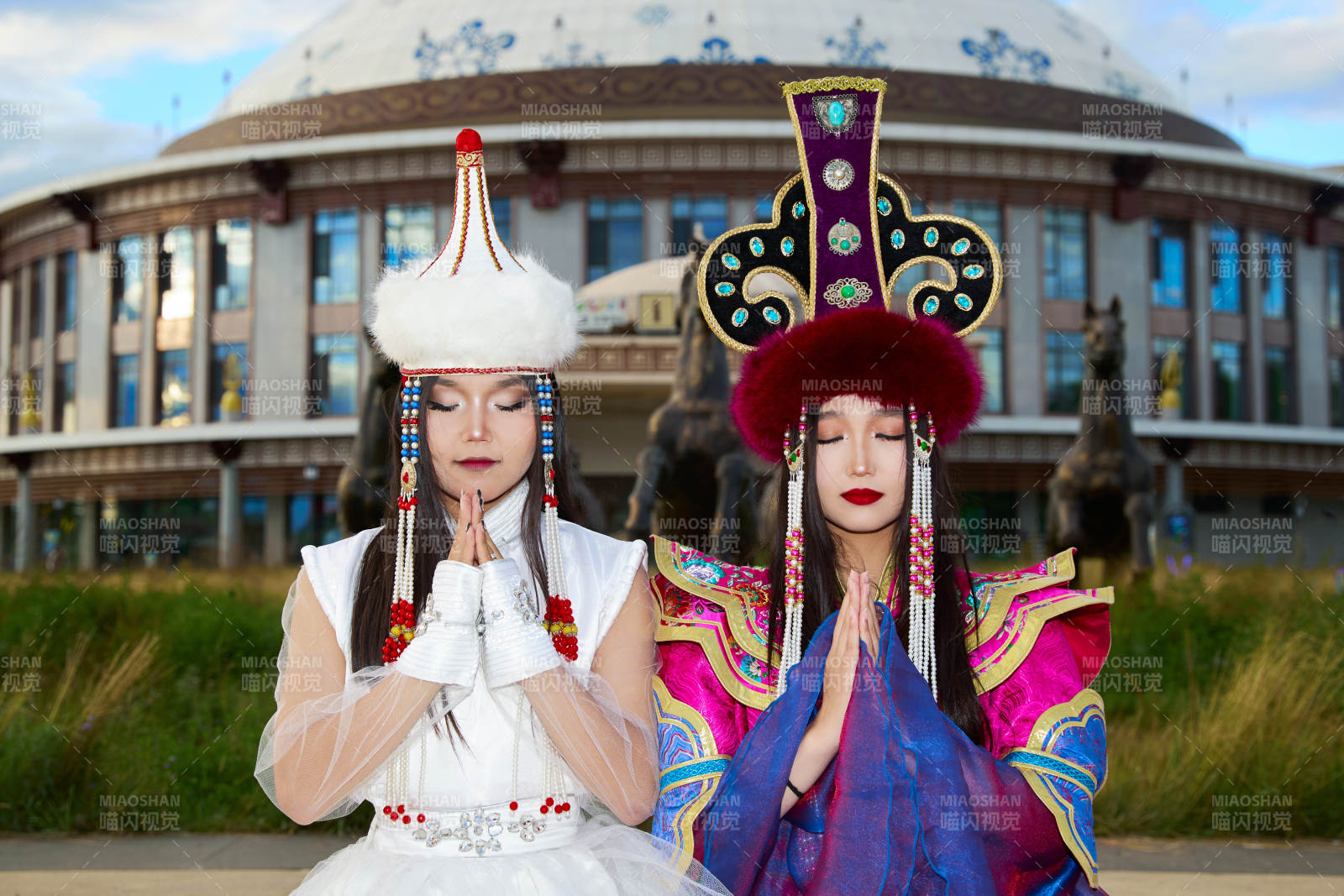 身穿蒙古族部落傳統服飾的兩位蒙古族姑娘