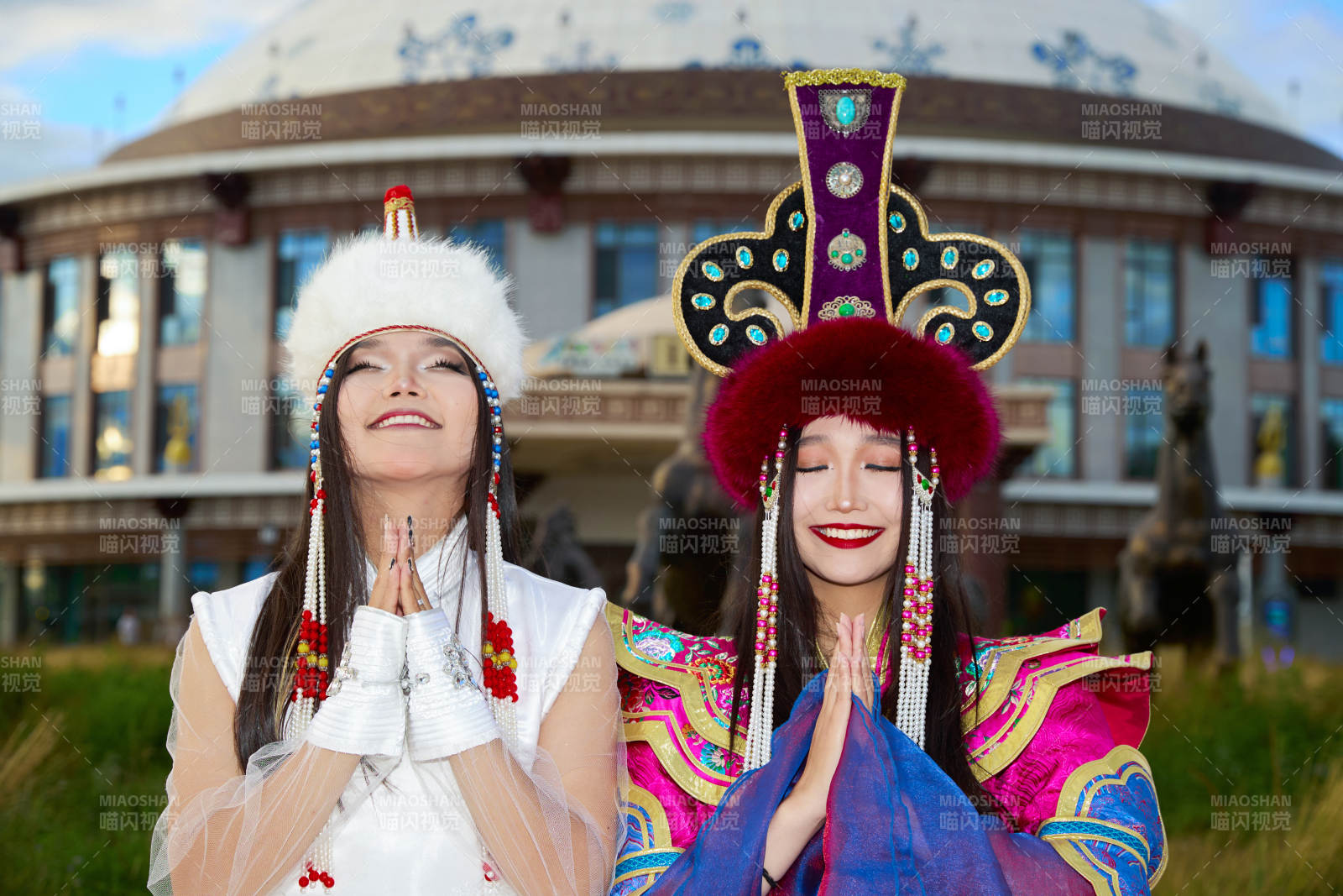 身穿蒙古族部落傳統服飾的兩位蒙古族姑娘