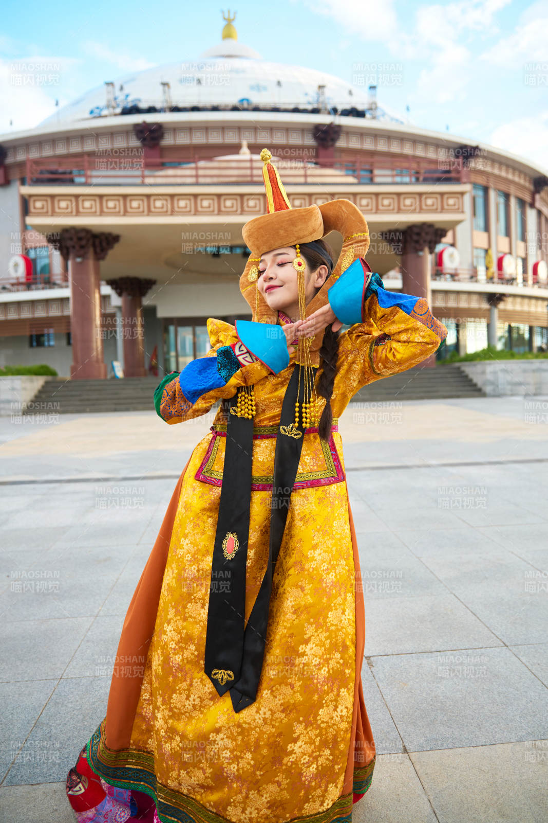 身穿蒙古族喀爾喀部落傳統(tǒng)服飾的蒙族姑娘