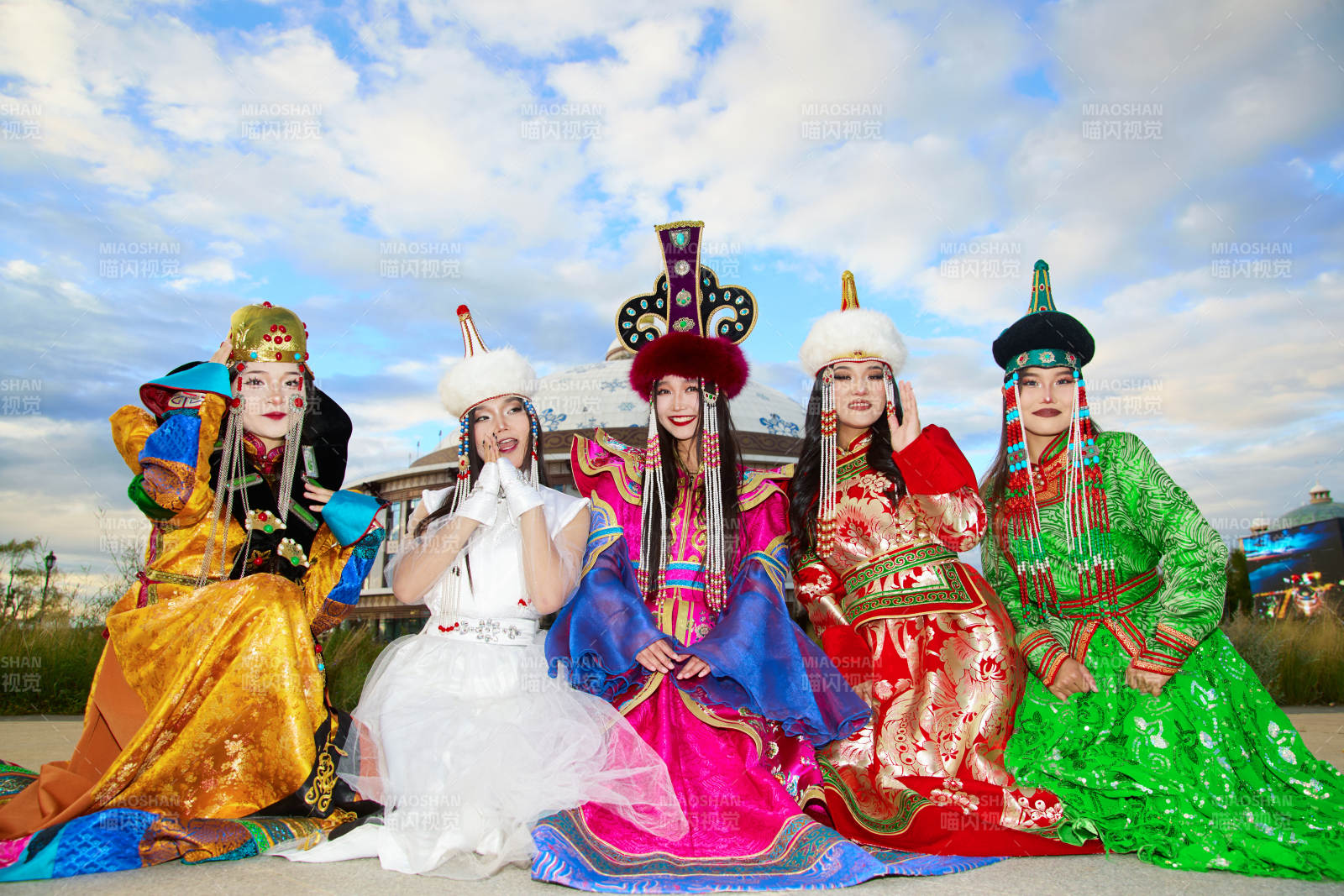 身穿蒙古族各部落傳統服飾的蒙古族姑娘