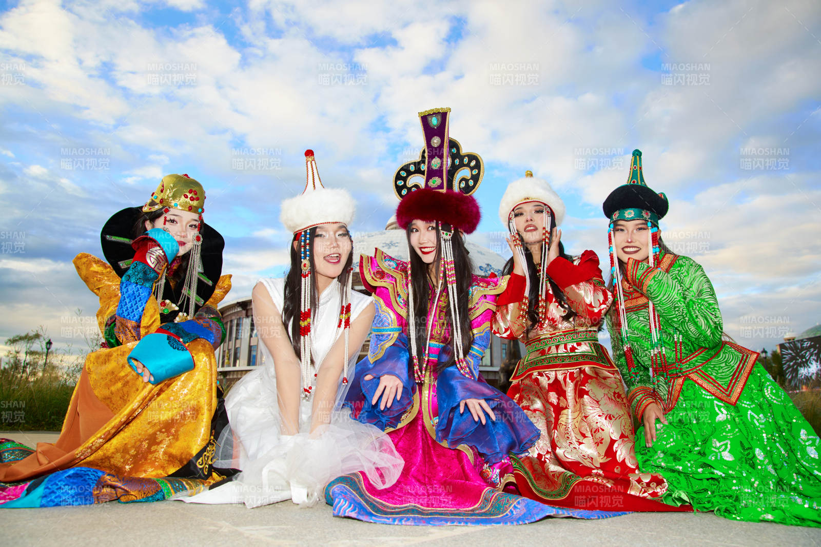 身穿蒙古族各部落傳統服飾的蒙古族姑娘