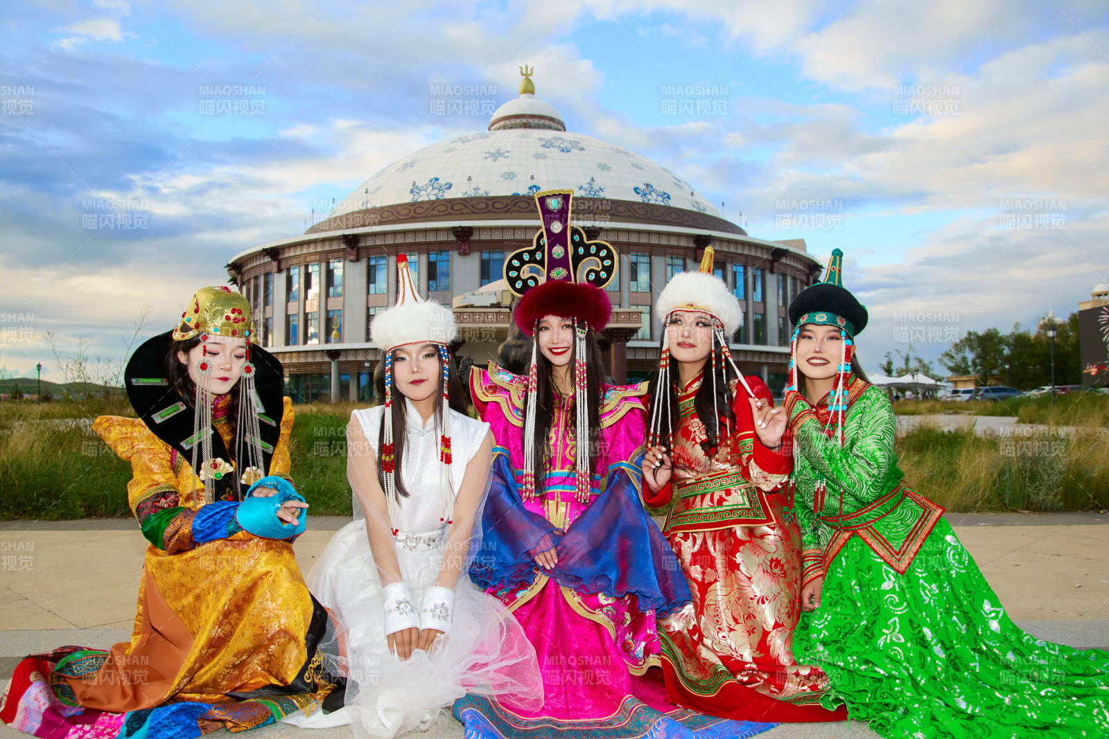 身穿蒙古族各部落傳統服飾的蒙古族姑娘