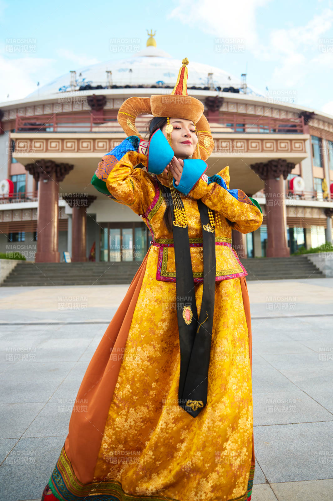 身穿蒙古族喀爾喀部落傳統服飾的蒙族姑娘