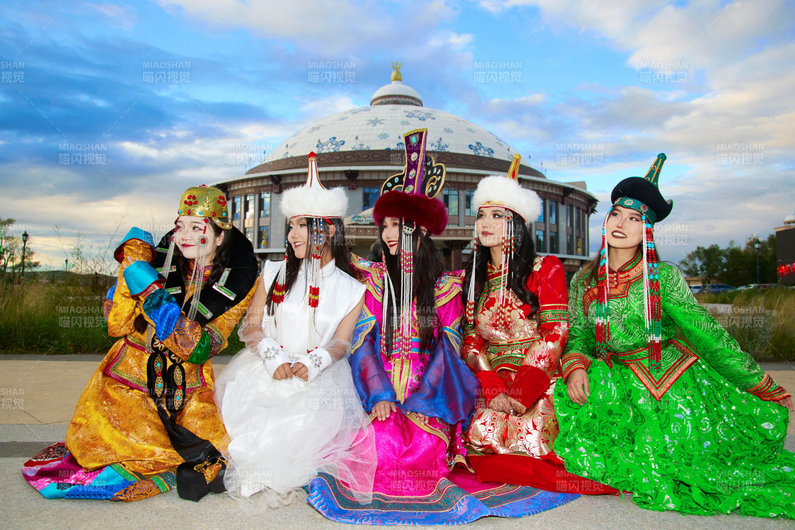 身穿蒙古族各部落傳統服飾的蒙古族姑娘