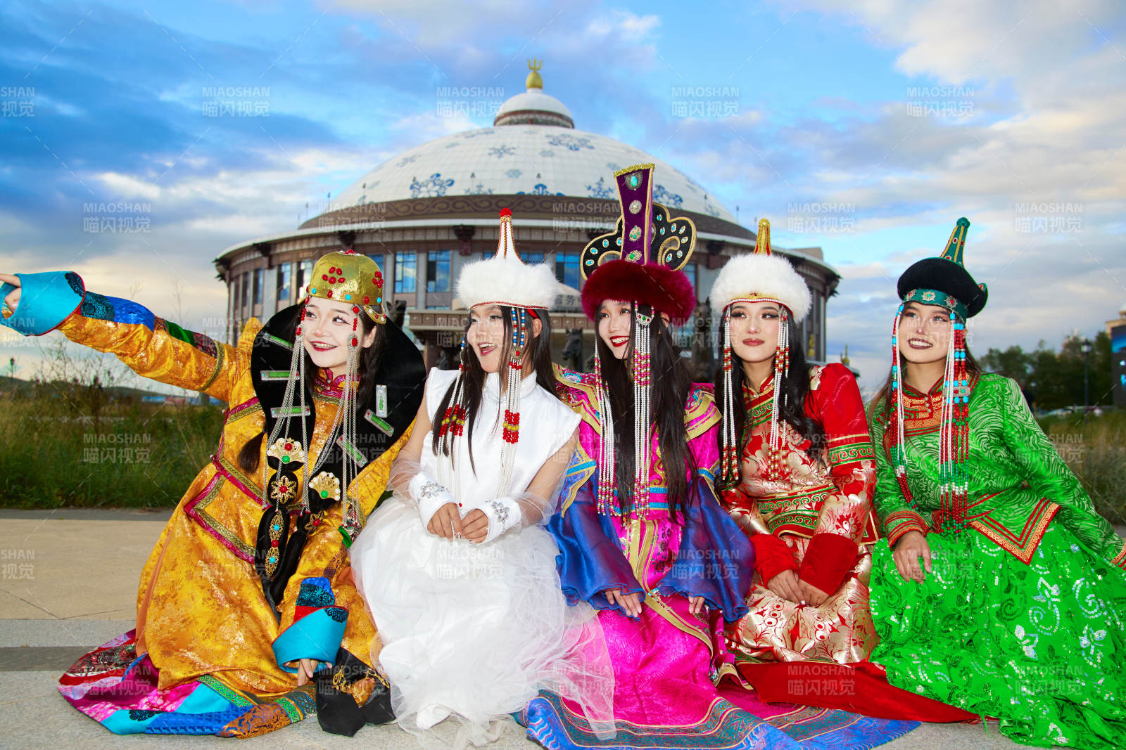 身穿蒙古族各部落傳統服飾的蒙古族姑娘