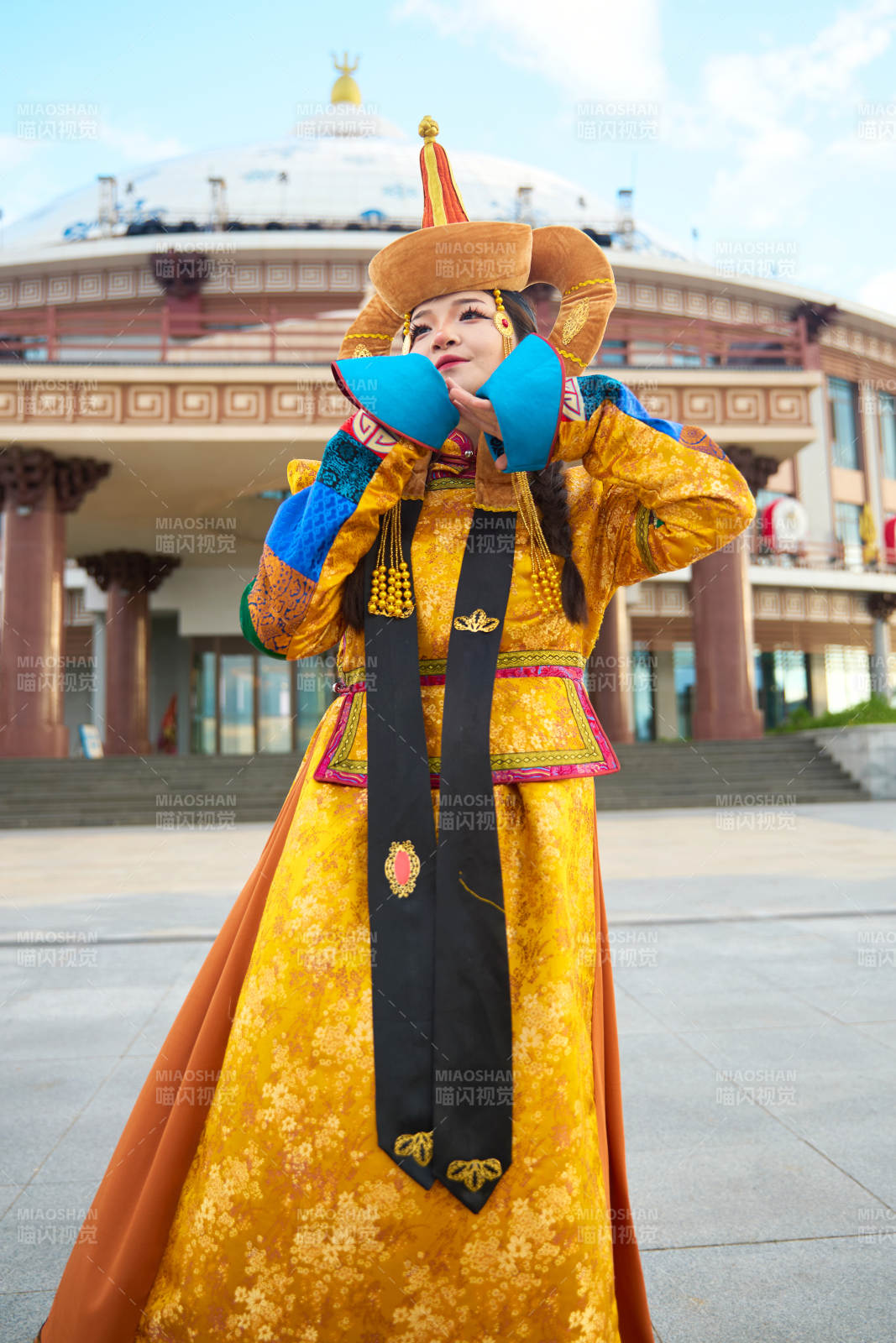 身穿蒙古族喀尔喀部落传统服饰的蒙族姑娘