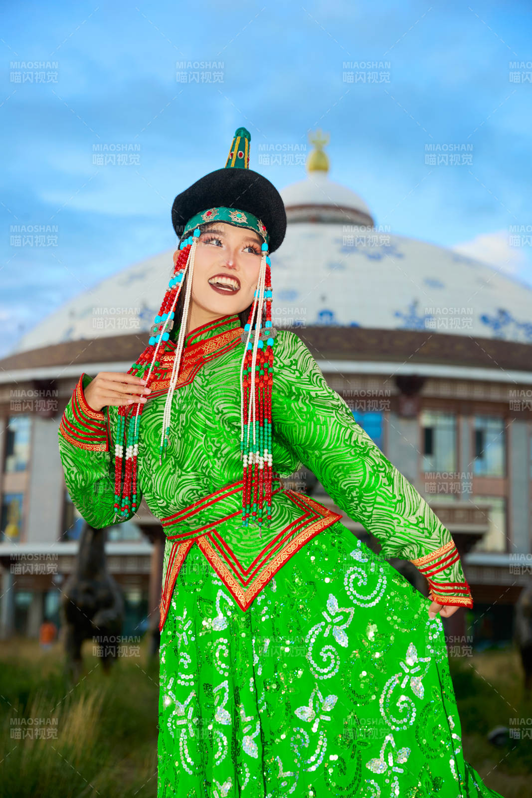 身穿蒙古族巴爾虎部落傳統(tǒng)服飾的蒙族姑娘