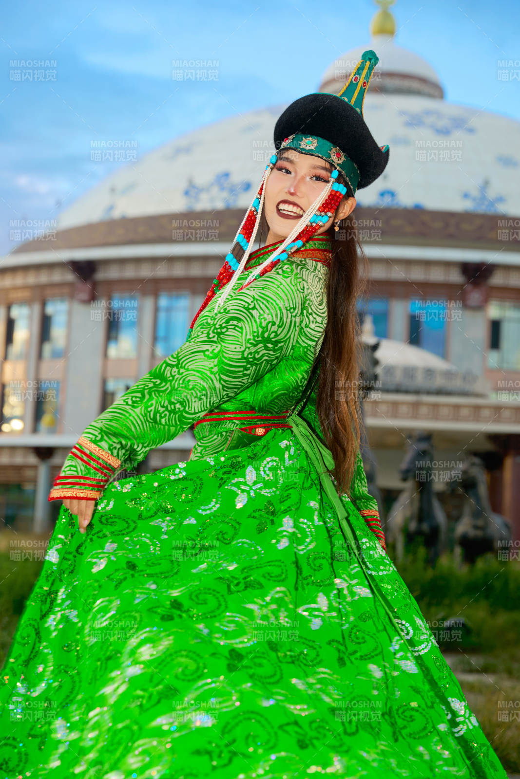 身穿蒙古族巴尔虎部落传统服饰的蒙族姑娘