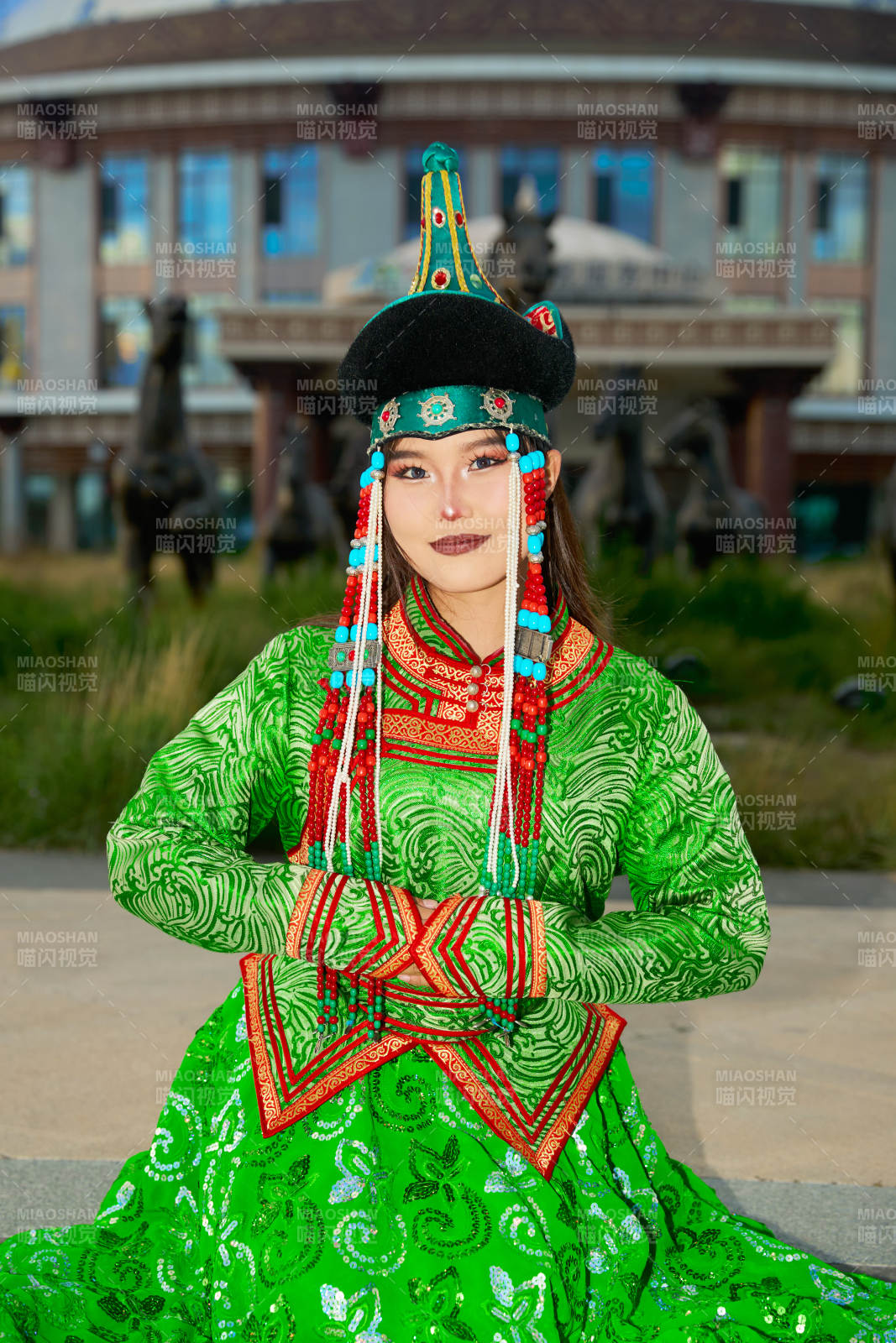 身穿蒙古族巴尔虎部落传统服饰的蒙族姑娘