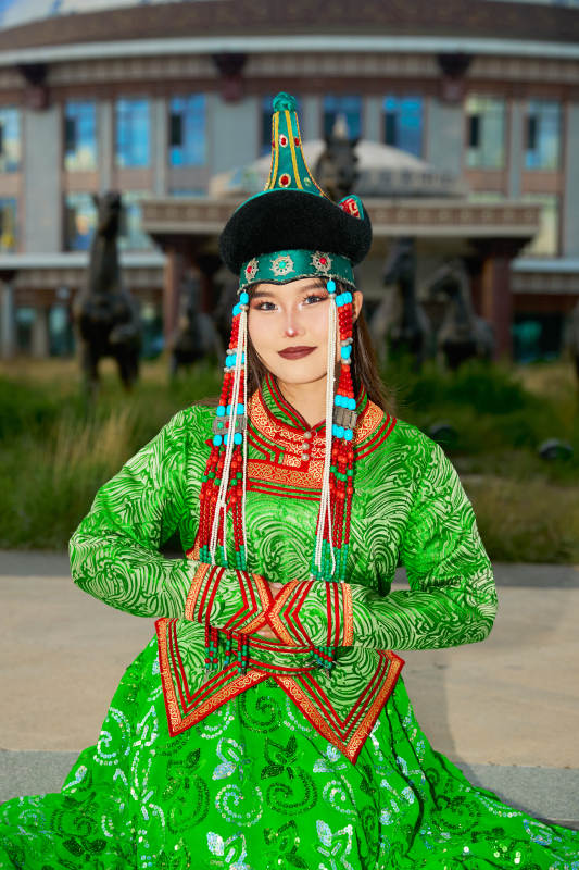 身穿蒙古族巴尔虎部落传统服饰的蒙族姑娘