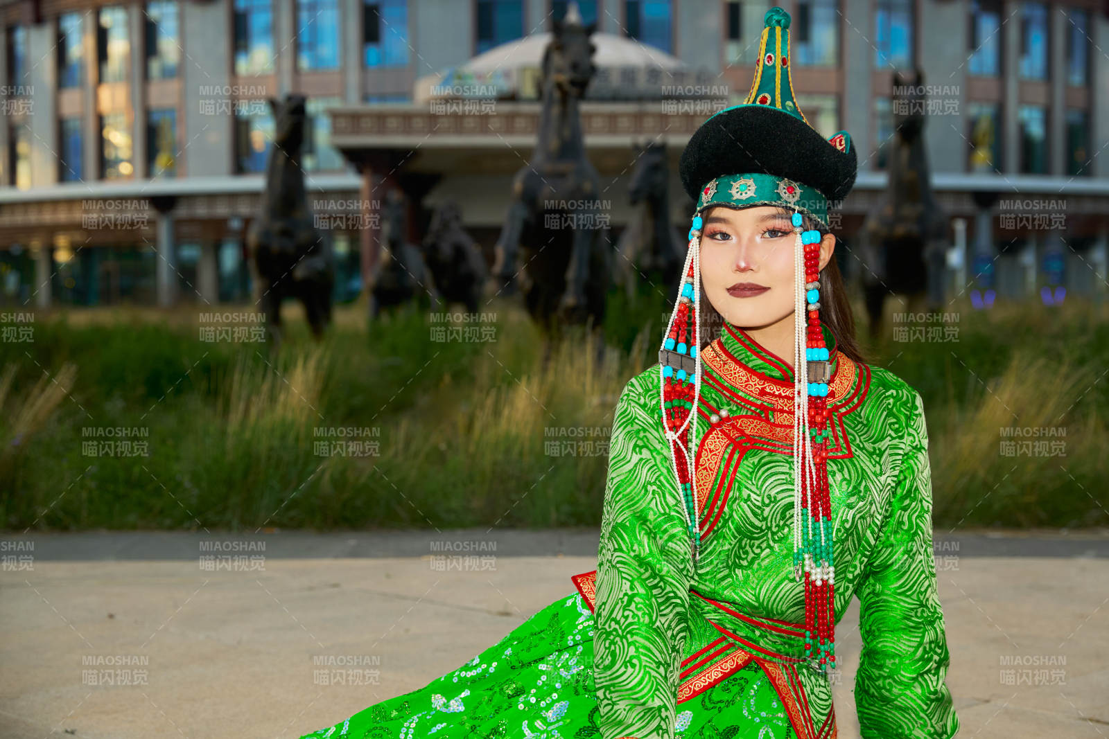 身穿蒙古族巴爾虎部落傳統(tǒng)服飾的蒙族姑娘