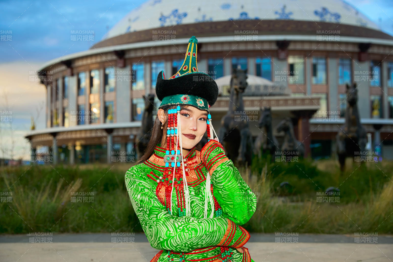 穿着蒙古族鄂尔多斯部落传统服饰的蒙族姑娘