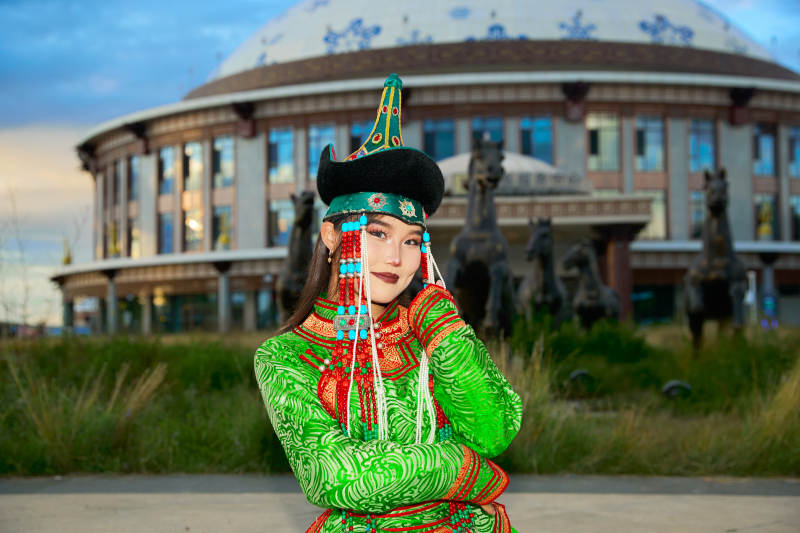 穿着蒙古族鄂尔多斯部落传统服饰的蒙族姑娘