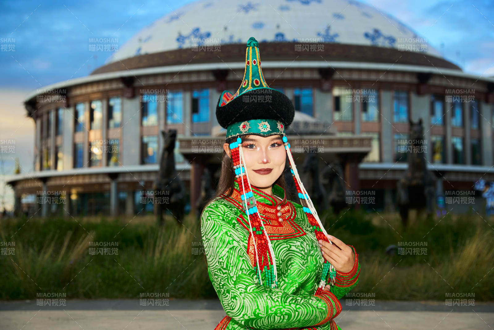 穿著蒙古族鄂爾多斯部落傳統服飾的蒙族姑娘