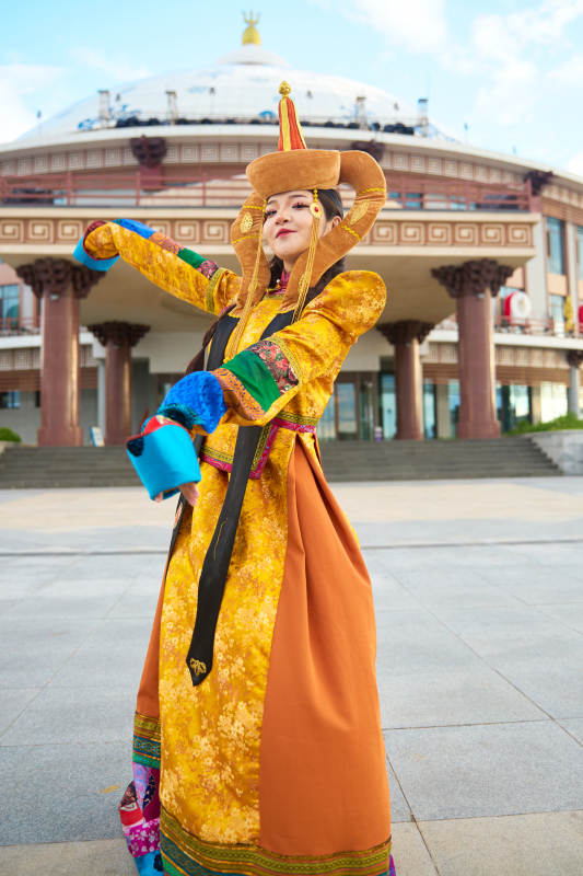 身穿蒙古族喀尔喀部落传统服饰的蒙族姑娘