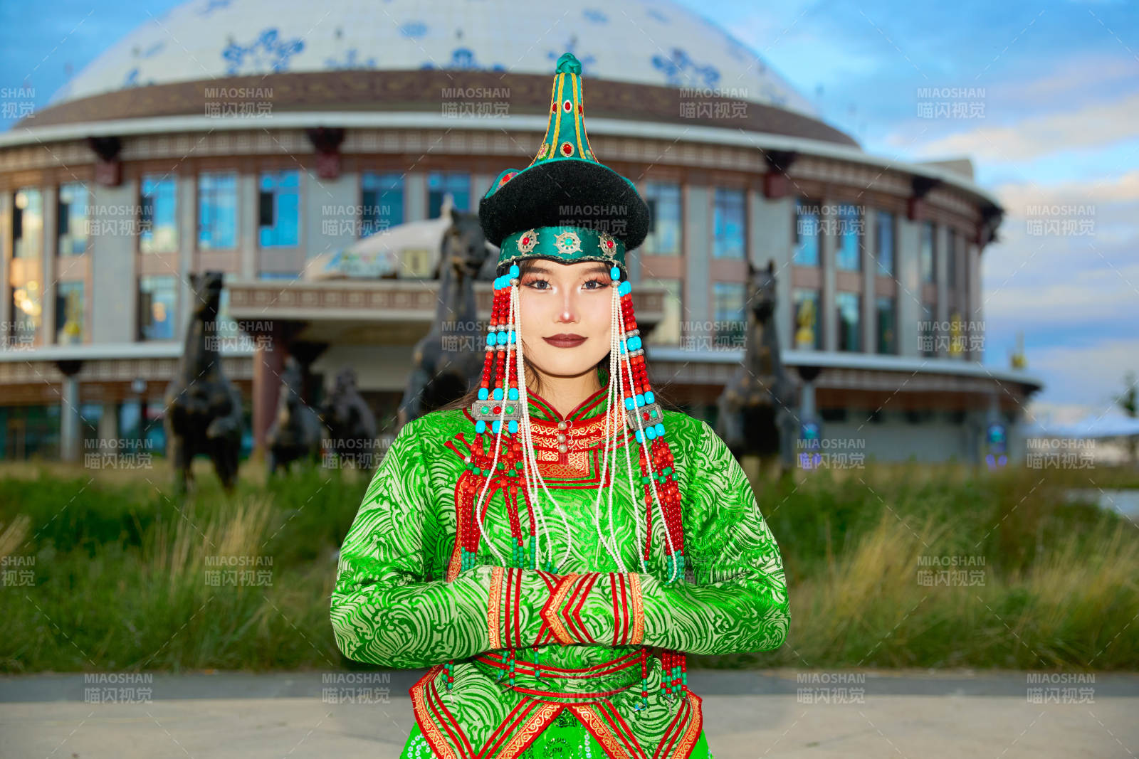 穿著蒙古族鄂爾多斯部落傳統服飾的蒙族姑娘