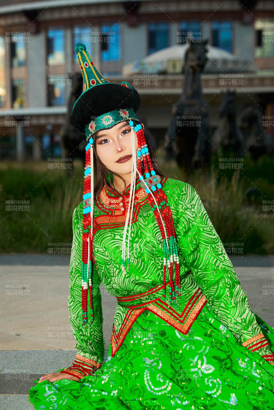 穿着蒙古族鄂尔多斯部落传统服饰的蒙族姑娘