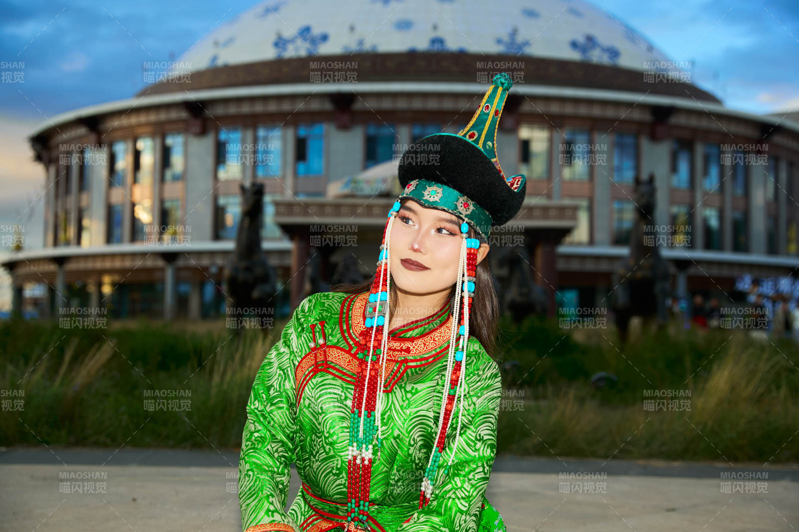 穿著蒙古族鄂爾多斯部落傳統服飾的蒙族姑娘