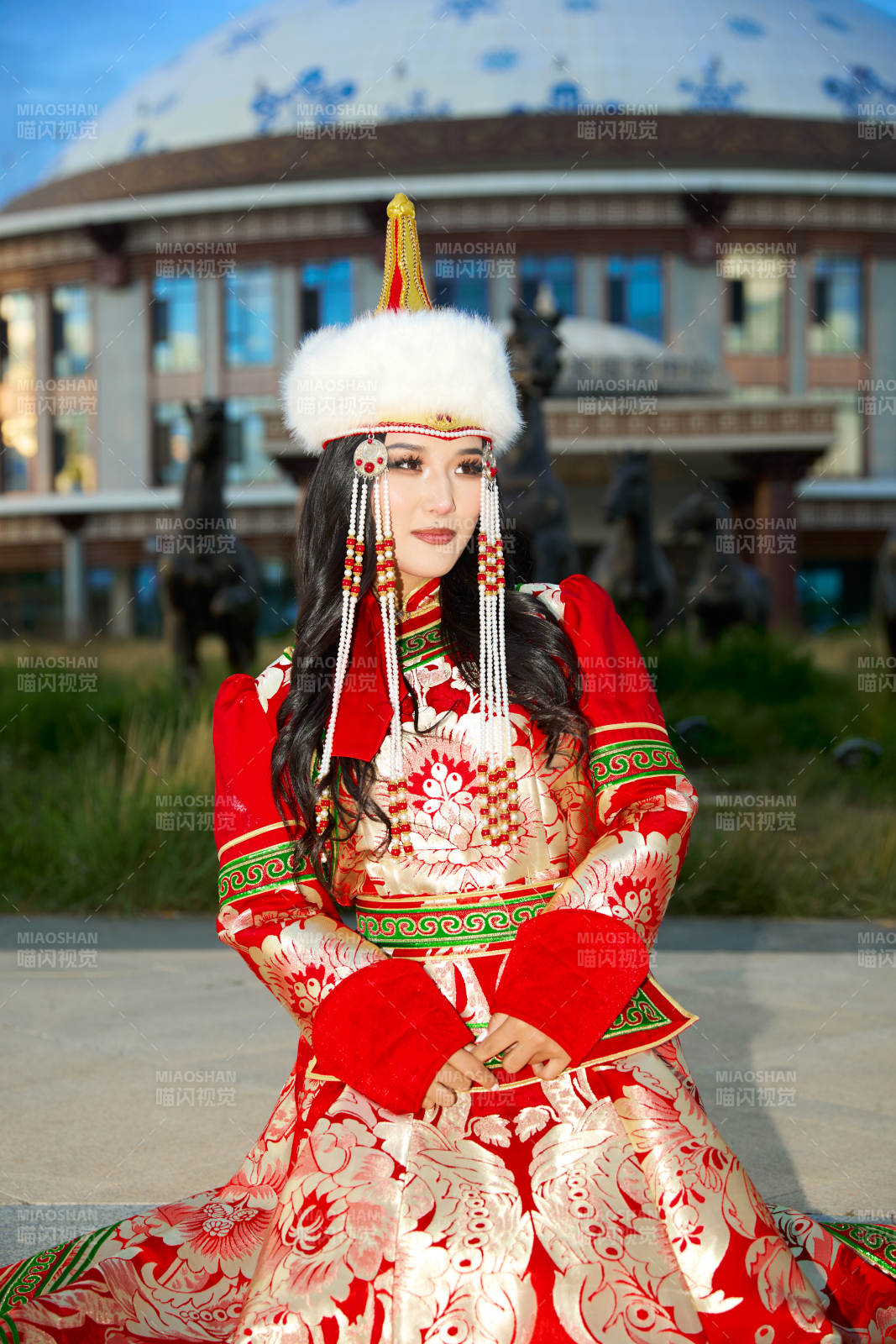 穿著蒙古族鄂爾多斯部落傳統(tǒng)服飾的蒙族姑娘