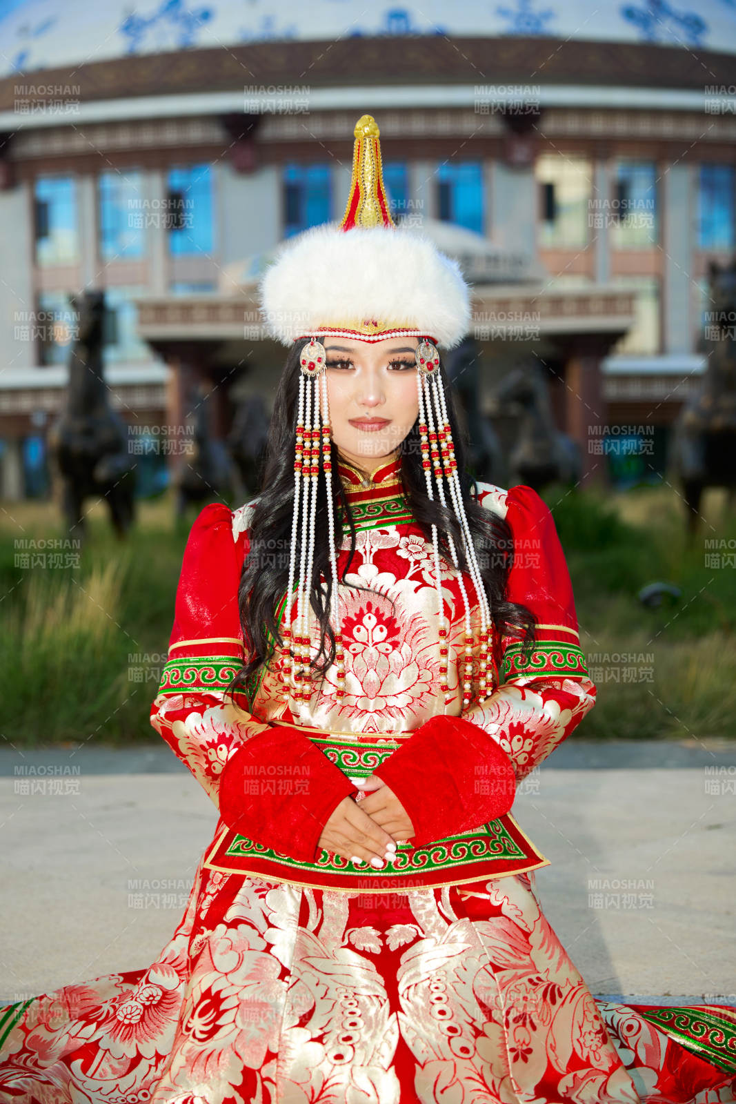 穿著蒙古族鄂爾多斯部落傳統服飾的蒙族姑娘