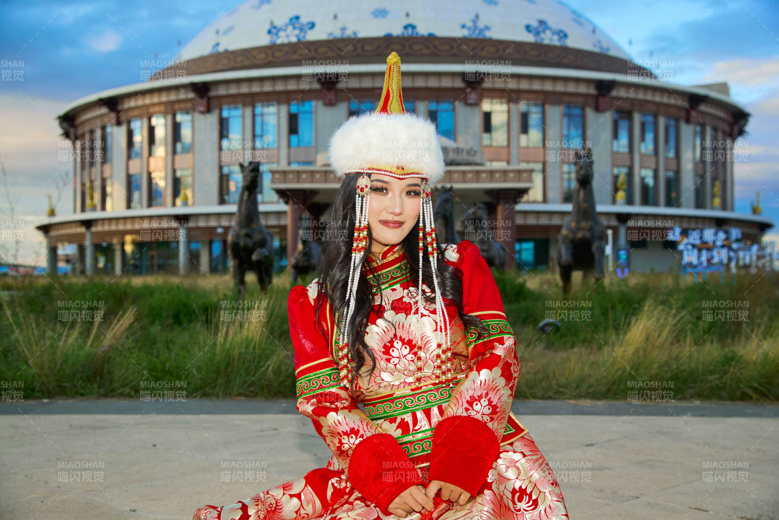 穿著蒙古族鄂爾多斯部落傳統服飾的蒙族姑娘