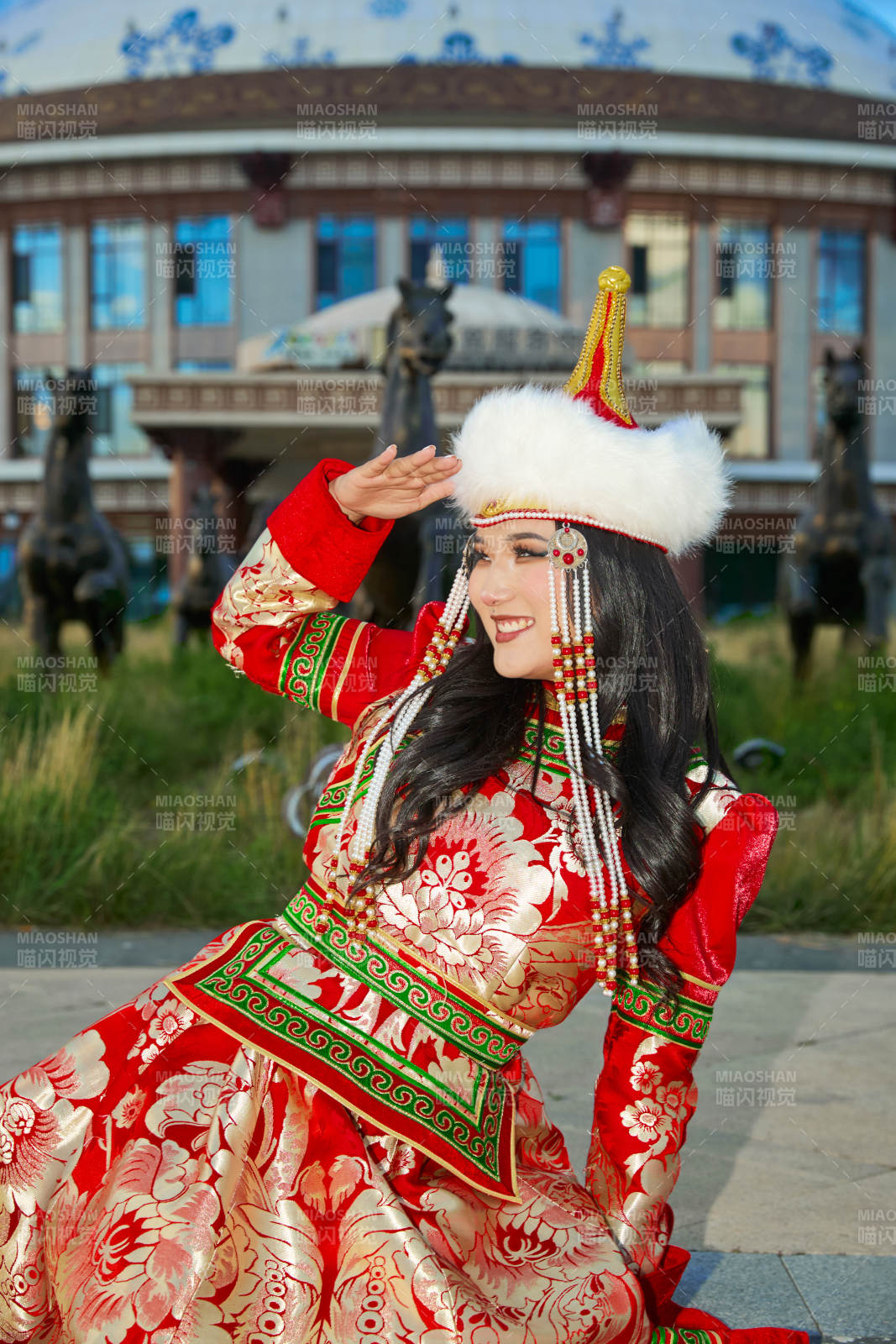 穿著蒙古族鄂爾多斯部落傳統服飾的蒙族姑娘