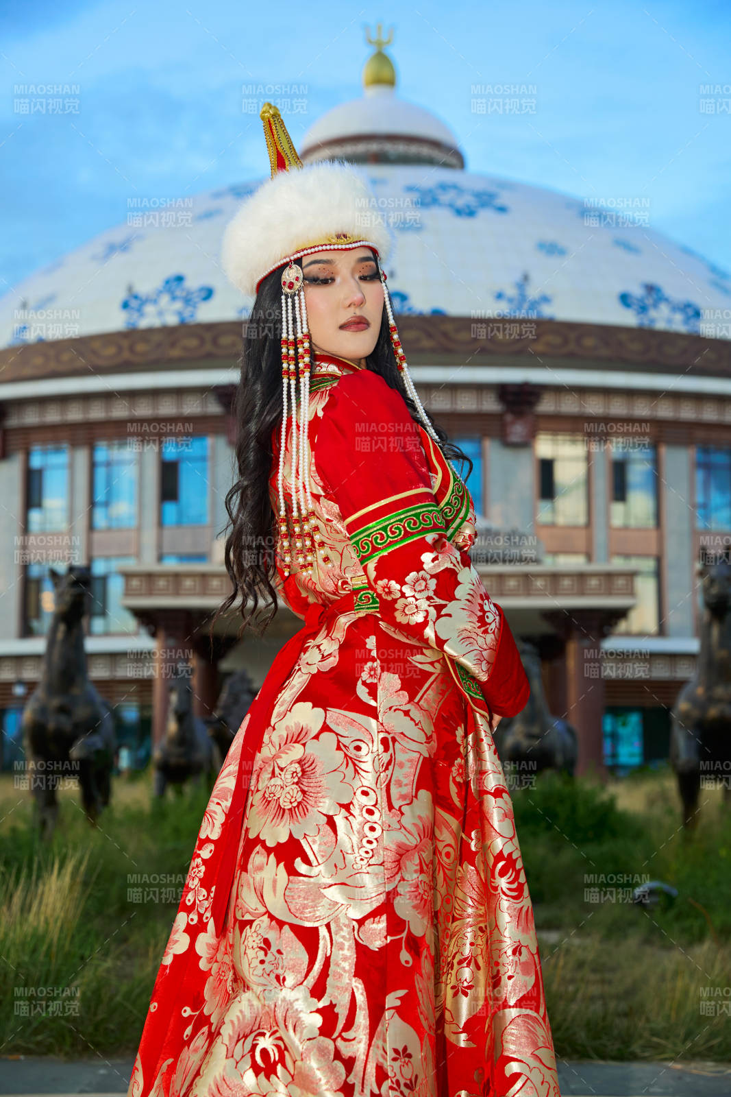 穿著蒙古族鄂爾多斯部落傳統服飾的蒙族姑娘