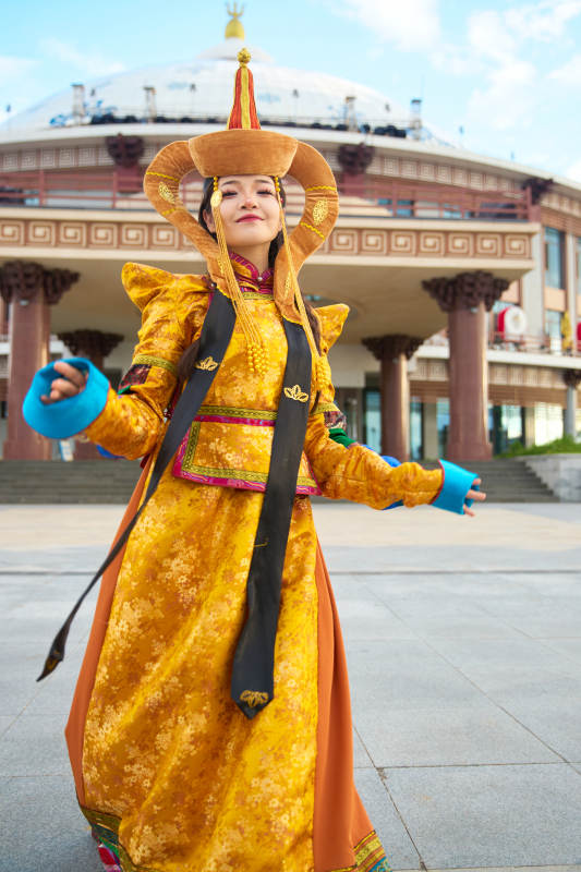 身穿蒙古族喀尔喀部落传统服饰的蒙族姑娘