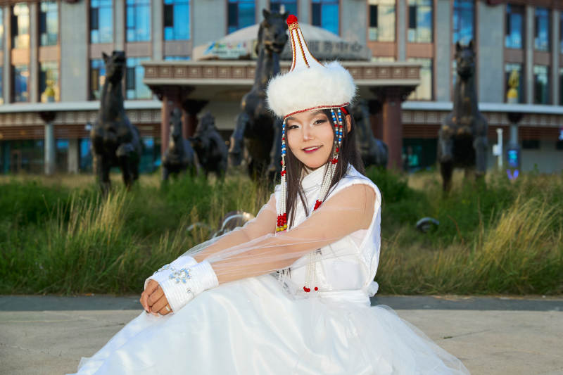 穿着蒙古族达尔罕部落传统服饰的蒙族姑娘