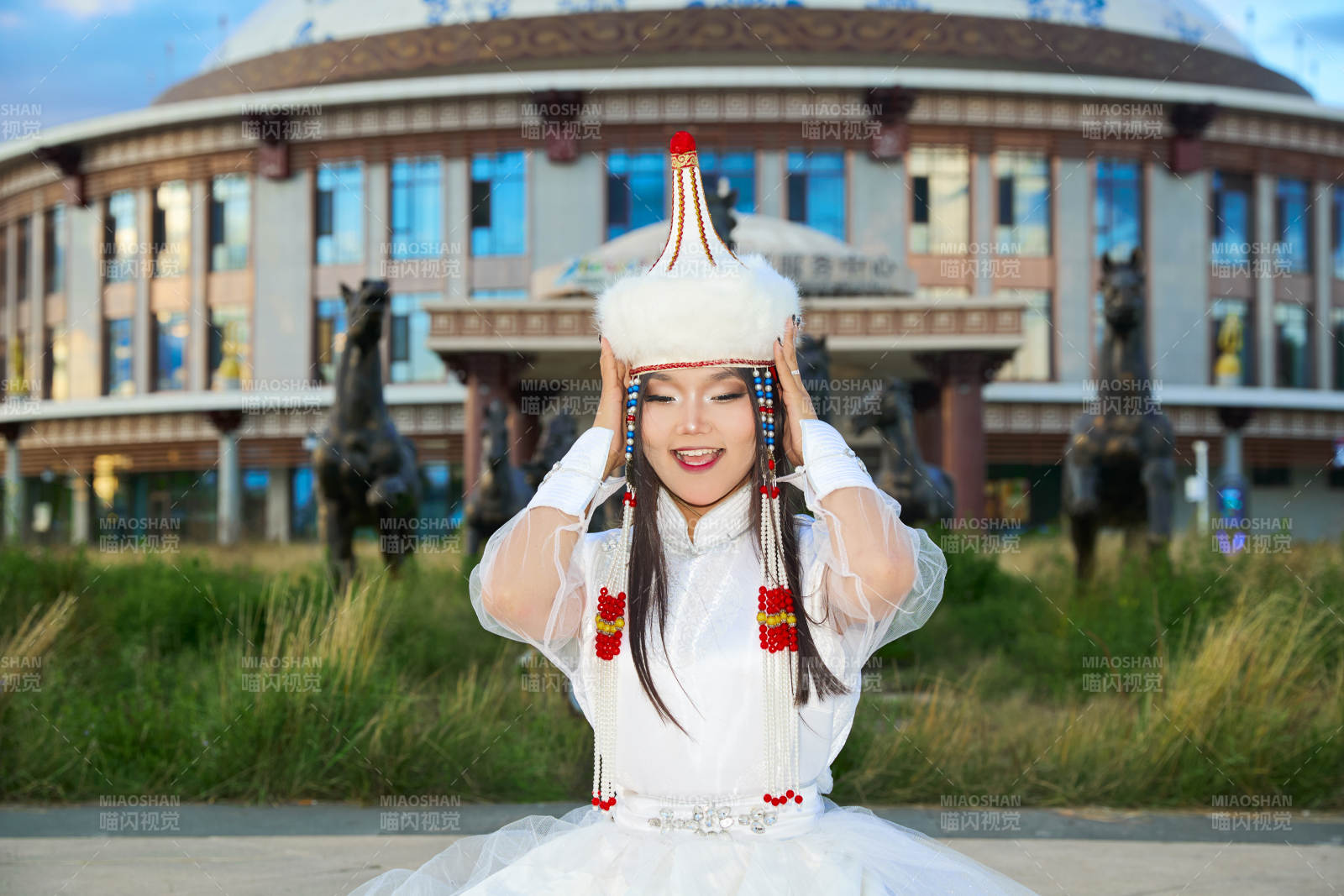 穿著蒙古族達爾罕部落傳統服飾的蒙族姑娘