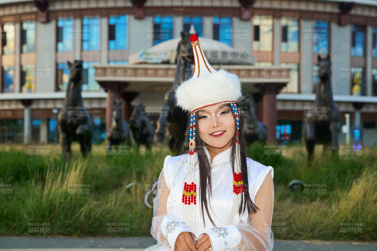 穿著蒙古族達(dá)爾罕部落傳統(tǒng)服飾的蒙族姑娘