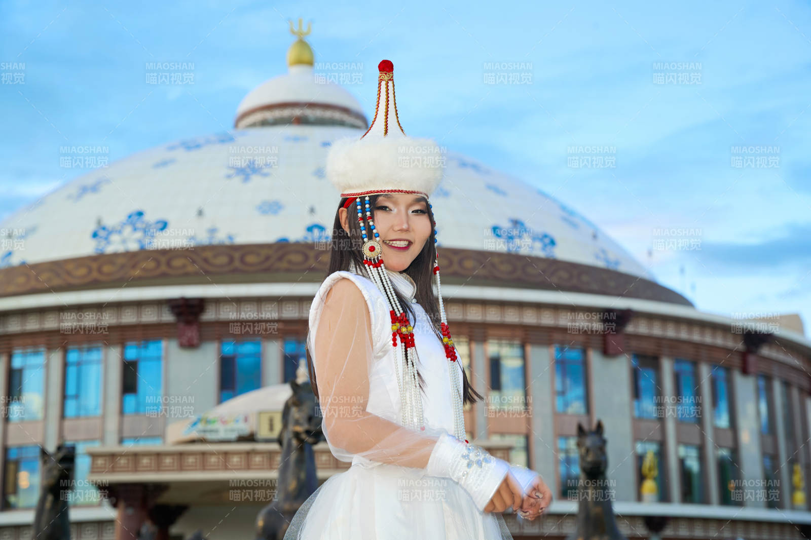 穿着蒙古族达尔罕部落传统服饰的蒙族姑娘