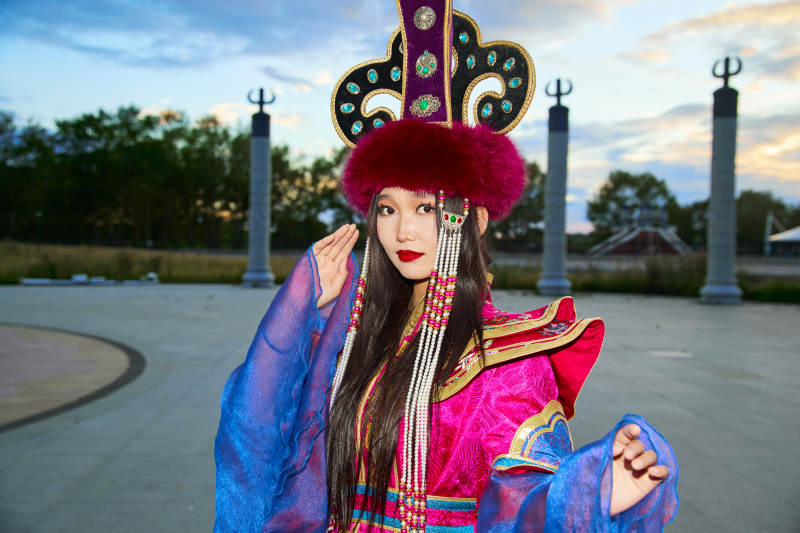 身穿蒙古族不里亚特部落传统服饰的蒙族姑娘