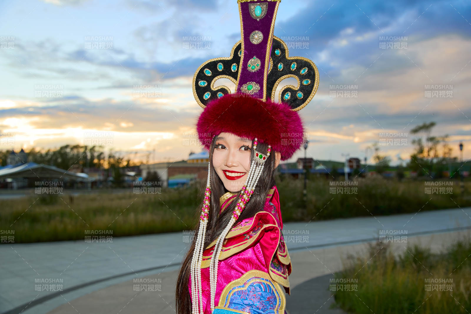 身穿蒙古族不里亚特部落传统服饰的蒙族姑娘