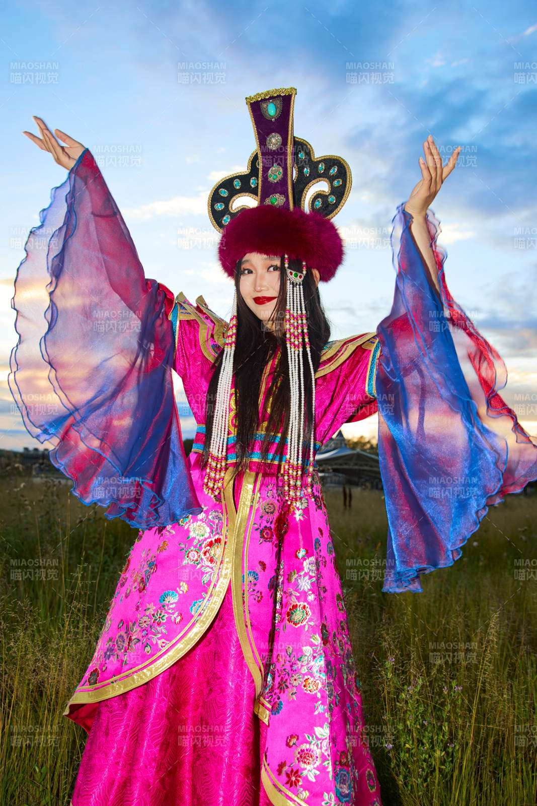 身穿蒙古族不里亞特部落傳統(tǒng)服飾的蒙族姑娘