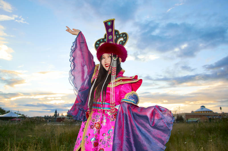 身穿蒙古族不里亚特部落传统服饰的蒙族姑娘