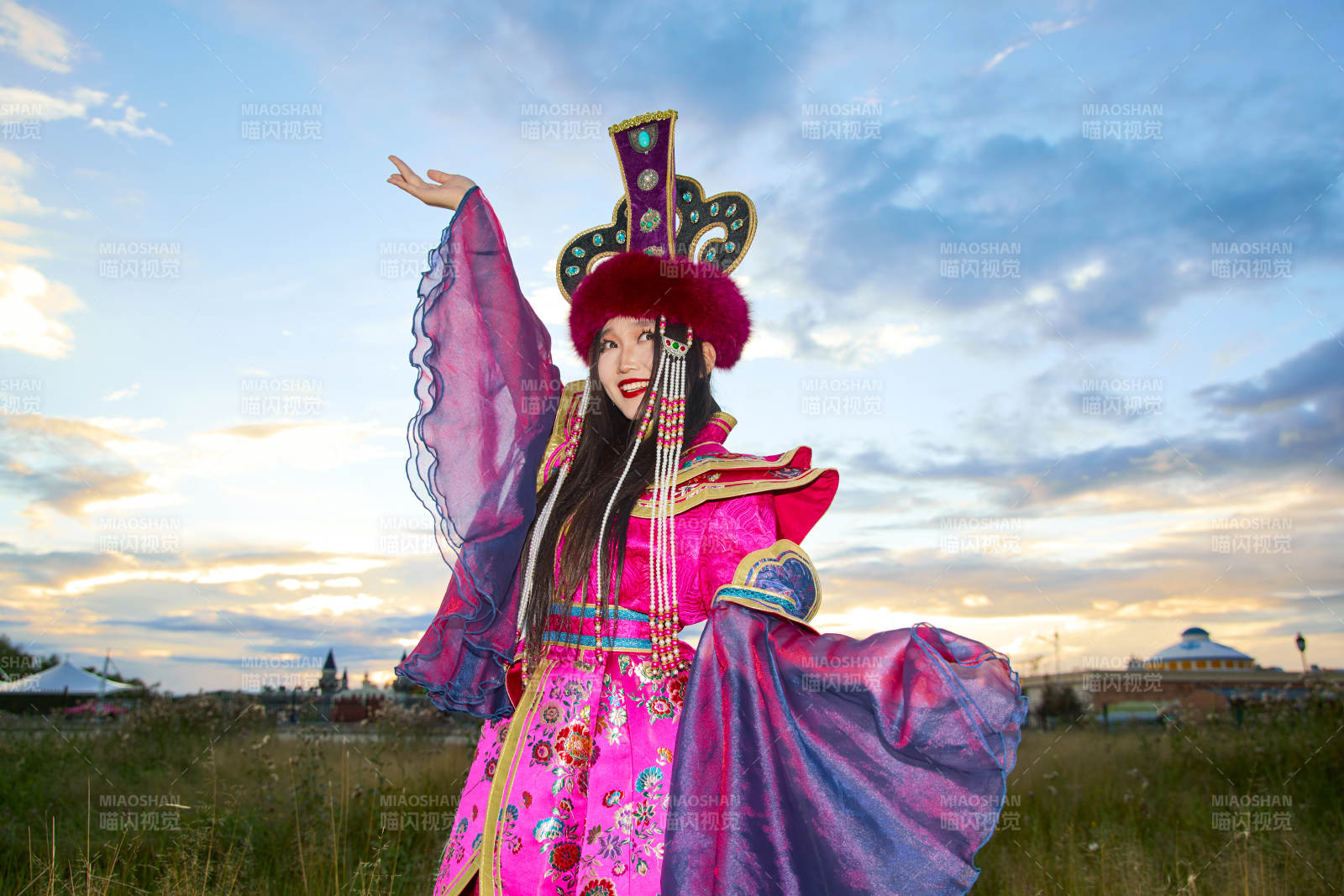 身穿蒙古族不里亚特部落传统服饰的蒙族姑娘