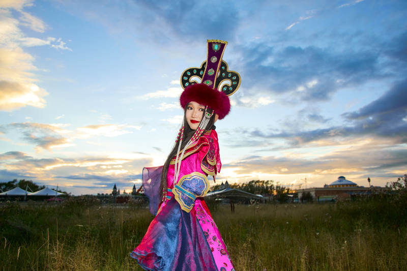 身穿蒙古族不里亚特部落传统服饰的蒙族姑娘