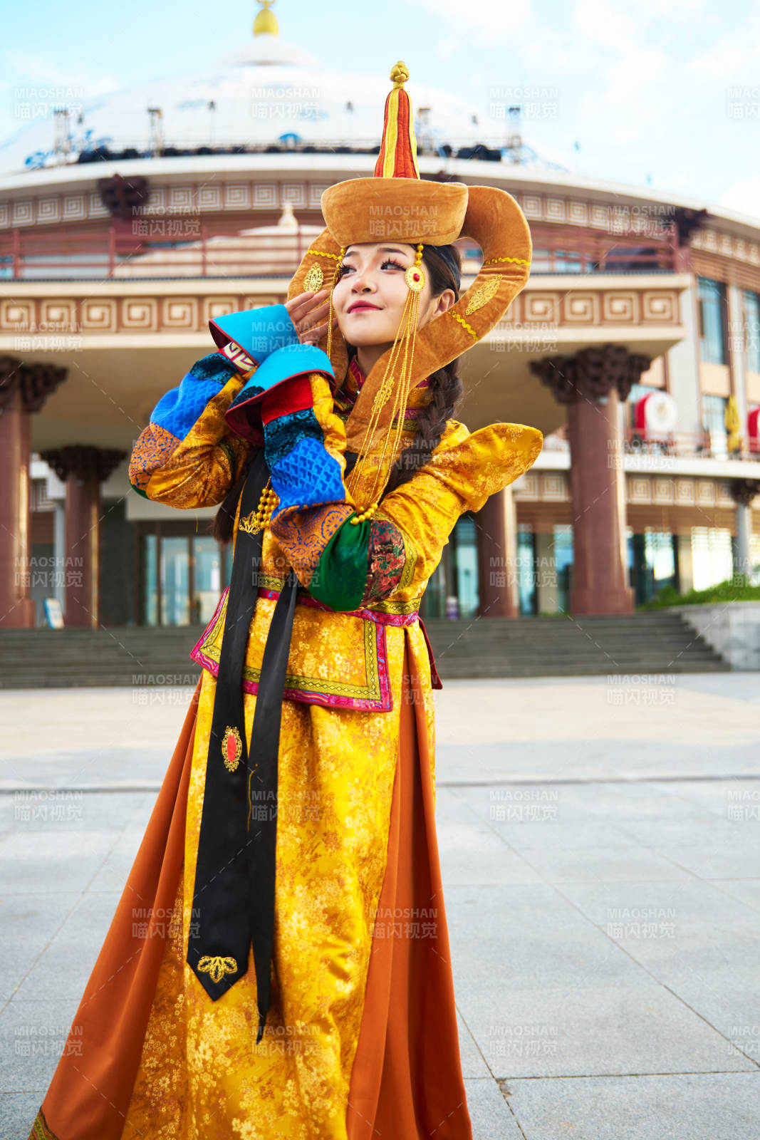 身穿蒙古族喀爾喀部落傳統(tǒng)服飾的蒙族姑娘