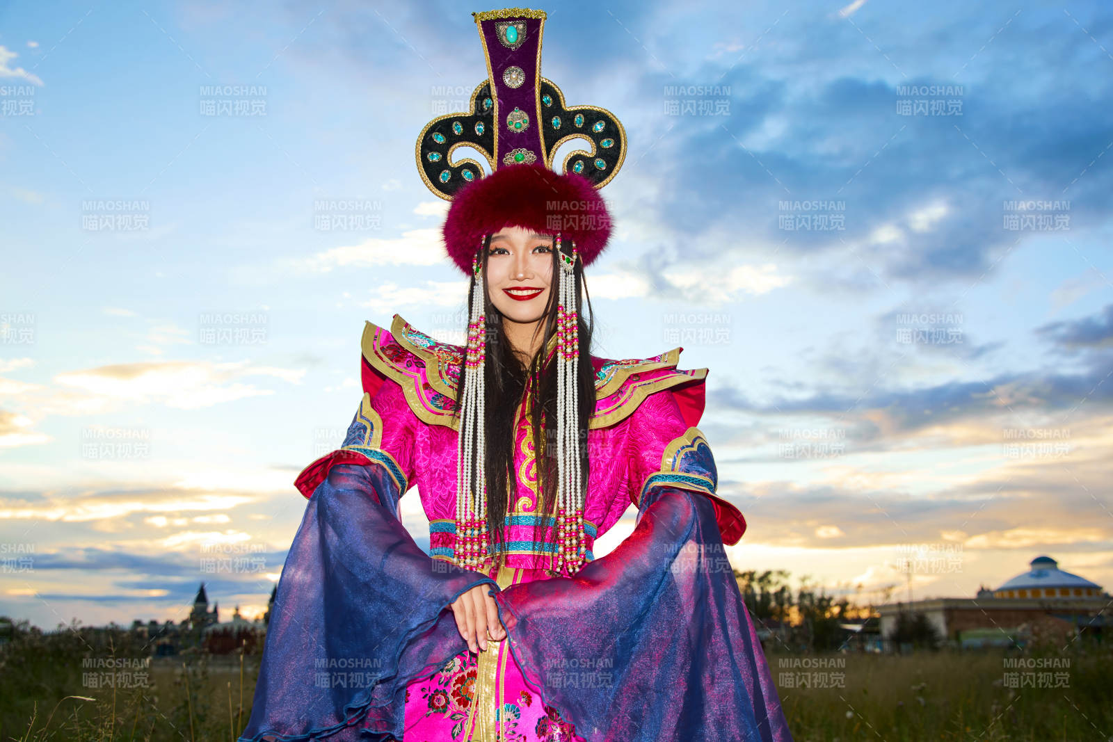 身穿蒙古族不里亚特部落传统服饰的蒙族姑娘