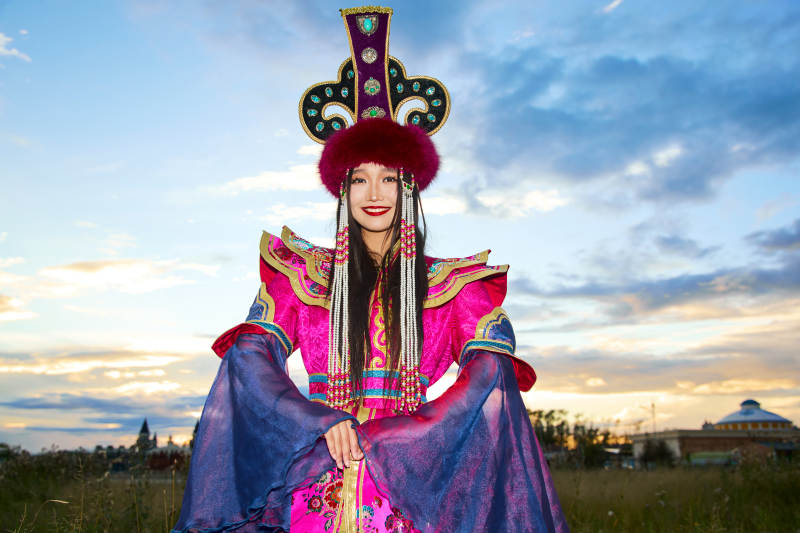 身穿蒙古族不里亚特部落传统服饰的蒙族姑娘