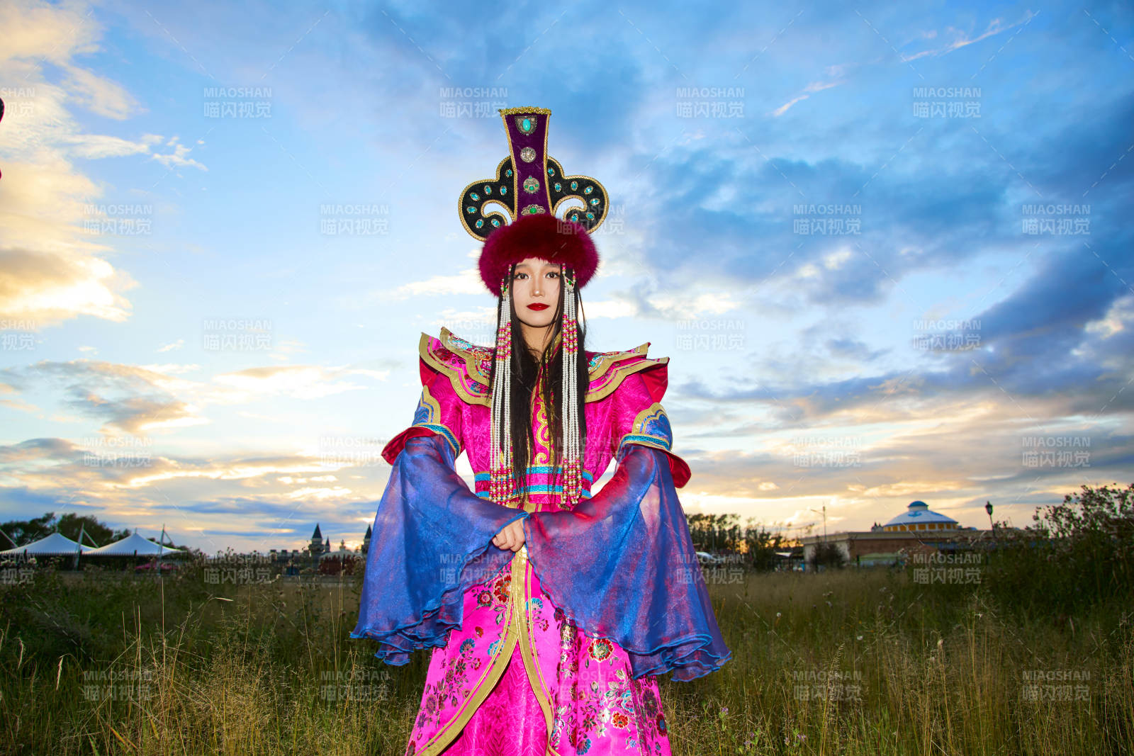 身穿蒙古族不里亚特部落传统服饰的蒙族姑娘