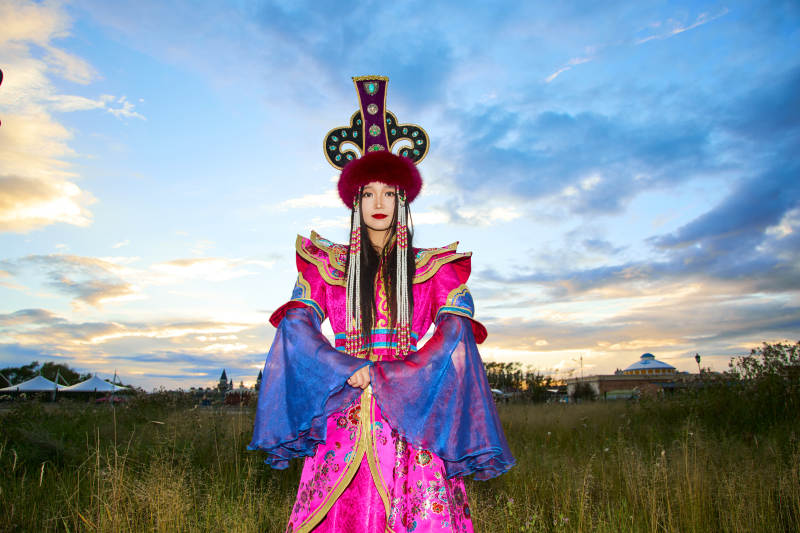 身穿蒙古族不里亚特部落传统服饰的蒙族姑娘