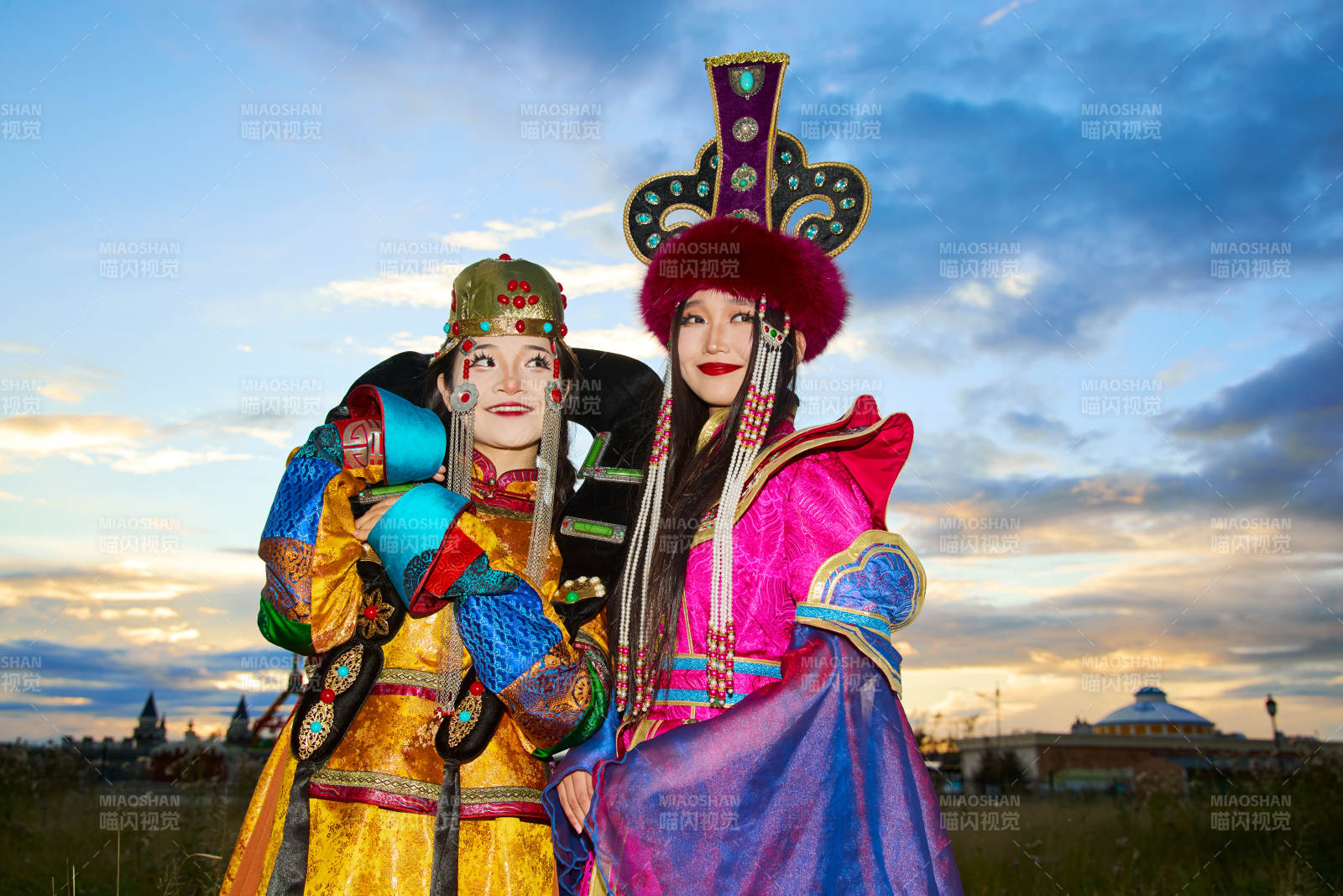 身穿蒙古族部落传统服饰的两位蒙古族姑娘