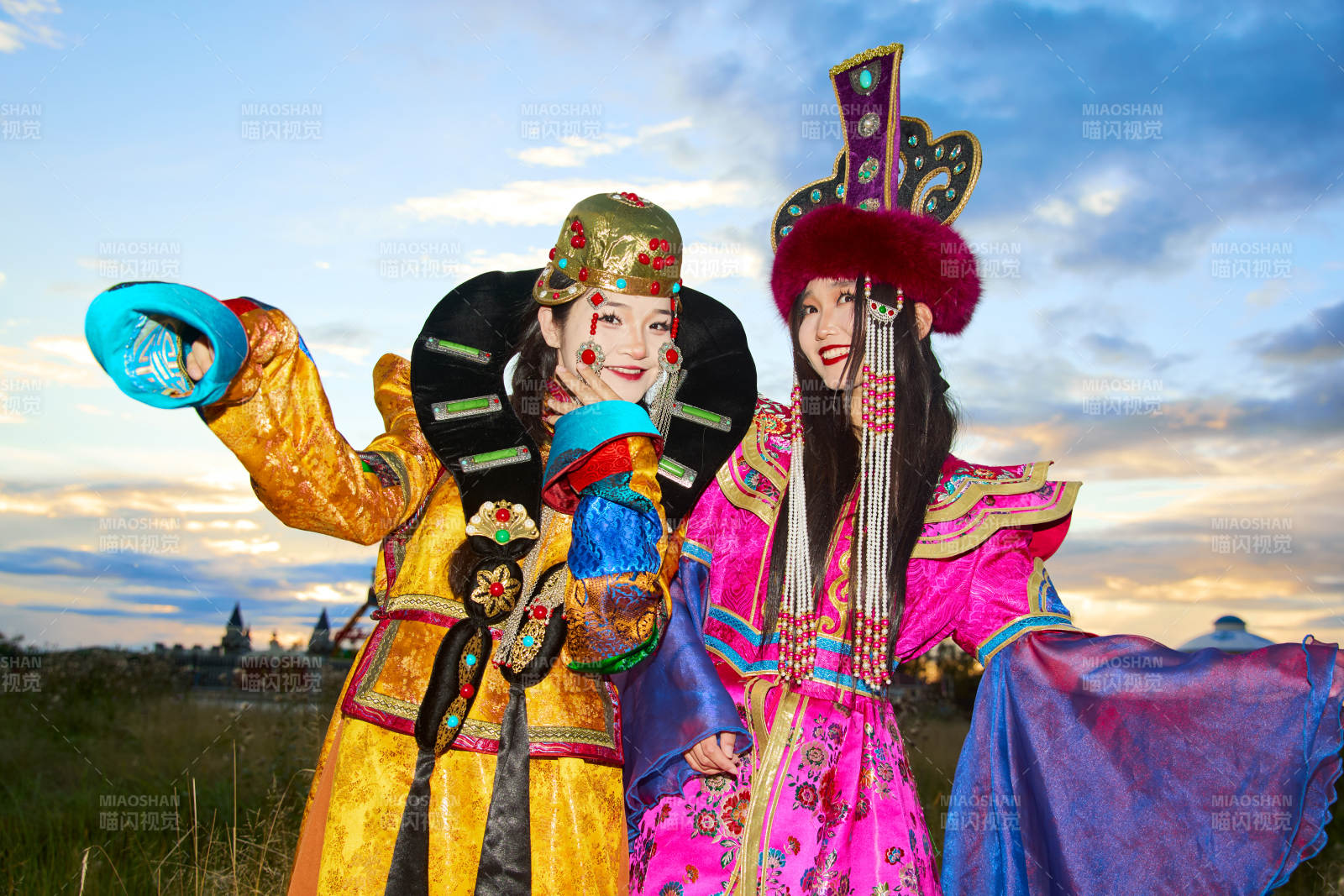 身穿蒙古族部落传统服饰的两位蒙古族姑娘